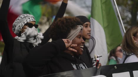 Eine-Gruppe-Von-Frauen-Bei-Einer-Pro-Palästina-Demonstration-Posiert-Für-Ein-Foto-Und-Hält-Dabei-Fahnen-Und-Banner-Hoch