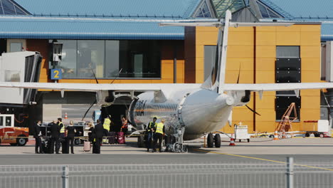 Zeitraffer-Der-Ausschiffung-Eines-Flugzeugs-ATR-72,-Das-An-Einem-Terminal-Geparkt-Ist