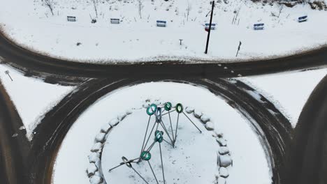 Eine-Statue-Aus-Metall-Und-Glas,-Die-Inmitten-Einer-Schneedecke-Glänzt