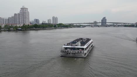 Lujoso-Crucero-Navegando-Por-El-Río-Chao-Phraya-De-Bangkok