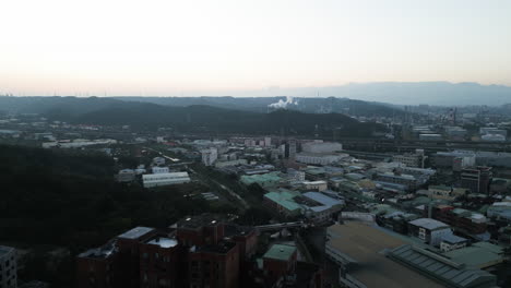 Vorwärts-Drohne-Luftaufnahme-Des-Industriegebiets-Luzhu,-Taoyuan,-Taiwan