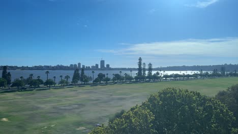 Vista-Sobre-Langley-Park-Y-La-Costa-Ribereña-En-Perth,-Australia-Occidental,-Desde-Un-Edificio-De-Oficinas-Con-Cielo-Azul-Y-Una-Vasta-Extensión-De-Césped-Verde-Junto-Al-Río-Swan