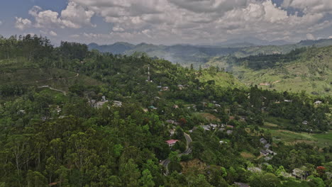 Mirahawatta-Sri-Lanka-Antena-V3-Drone-Sobrevuelo-Ladera-Pueblo-Pueblo-Capturando-La-Carretera-B44,-Casas-Residenciales,-Tierras-De-Cultivo-Y-Vistas-A-Las-Montañas-Del-Bosque-Perawatta---Filmado-Con-Cine-Mavic-3---Abril-De-2023