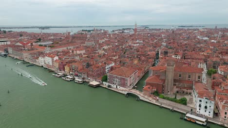 Iglesia-De-Santa-María-Asunta-En-Medio-De-Los-Edificios-Históricos-De-Venecia,-Nublado,-Vista-Aérea