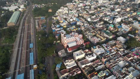 Luftaufnahmen-Zeigen-Die-Gesamte-Stadt-Puducherry-Und-Eine-Berühmte-Kirche