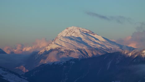 Bewundern-Sie-Den-Atemberaubenden-Sonnenaufgang-über-Einer-Schneebedeckten-Bergsilhouette-Von-Diesem-Atemberaubenden-Drohnen-Aussichtspunkt-Aus
