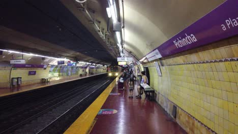 Establecimiento-De-Toma-Dentro-De-La-Estación-De-Metro-Subterráneo-Vintage-En-La-Ciudad-De-Buenos-Aires,-Argentina,-El-Tren-Llega-Desde-El-Ferrocarril,-Personas-Que-Usan-El-Transporte-Público