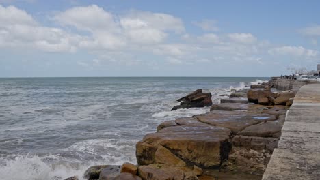 Olas-Rompiendo-En-La-Pared-Costera-En-La-Ciudad-De-Mar-Del-Plata,-Argentina,-Cámara-Lenta