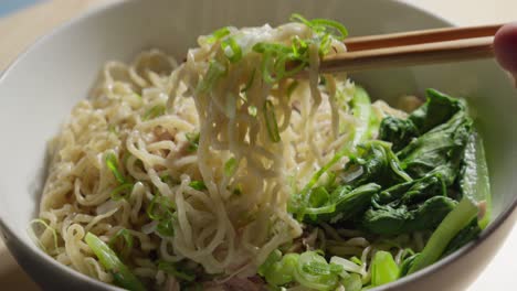 Nahaufnahme,-Stöcke-Greifen-Bakmi-Weizennudeln,-Chinesische-Schüssel,-Essen,-Esstradition