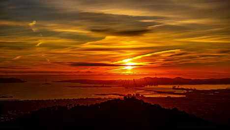 Zeitraffer-Des-Sonnenaufgangs-In-San-Francisco-Mit-Orangefarbenem-Und-Gelbem-Himmel-über-Dem-Aussichtspunkt-Oakland
