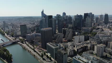 La-Defense-skyscrapers-and-Neuilly-bridge,-Paris,-France