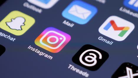 Nahaufnahme-Der-Instagram-App-Und-E-Mail-Auf-Dem-Smartphone-Display