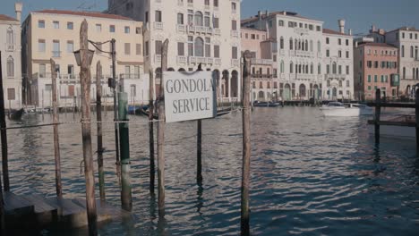 Gondola-Service-Sign-on-Grand-Canal,-Venice-Italy