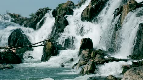 Lebendige-4K-Aufnahmen-Fangen-Majestätische-Wasserfälle-Ein,-Die-Schnell-Gegen-Schroffe-Felsen-Stürzen-Und-So-Ein-Filmisches-Spektakel-Der-Kraft-Und-Schönheit-Der-Natur-In-Faszinierenden-Details-Erzeugen