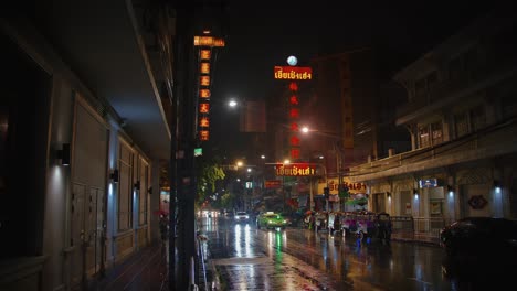 Vida-Nocturna-De-Medianoche-En-La-Zona-Turística-Comercial-De-Bangkok