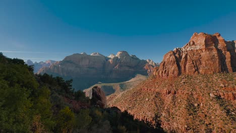 Parque-Nacional-Zion,-Amplio-Panorama-Escénico-En-La-Hermosa-Naturaleza-Montañosa-En-Utah