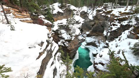 Blaues-Wasser-Fließt-Im-Canyon