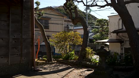 Typische-Kleine-Japanische-Stadtlandschaft-Auf-Einem-Tempelgelände