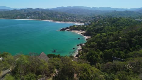 Drone-Volando-Sobre-Una-Villa-De-Lujo-En-Sayulita,-México