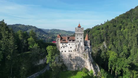 Schloss-Bran,-Eine-Beliebte-Touristenattraktion-In-Den-Karpaten,-Rumänien---4K-Luftaufnahme