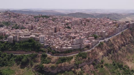 Vista-Aérea-De-La-Ciudad-De-Enna-Sobre-Una-Roca-Durante-El-Día,-Sicilia,-Italia