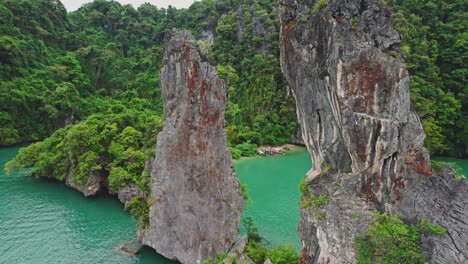 Luftbild-Drohne-Schwenkt-Um-Die-Kalksteinfelsen-Der-Kudu-Insel-Mit-Blick-Auf-Die-Insel-Ko-Kudu-Yai-Im-Thailändischen-Nationalpark