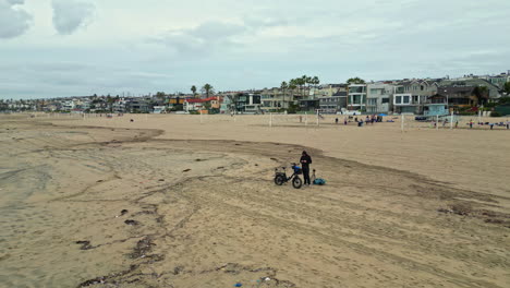 Hombre-Volando-Drone-Aéreo-Sobre-Arena-Vacía-Manhattan-Beach-California-EE.UU.