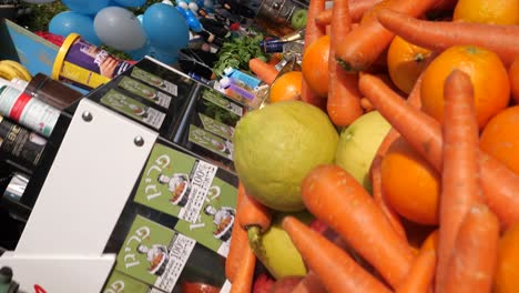 Filas-De-Frutas-Y-Bebidas-En-El-Mercado-Del-Carmelo,-Tel-Aviv,-Israel