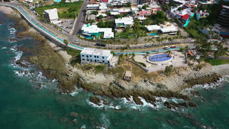 Drone-Con-Vistas-Al-Tráfico-En-El-Malecón-De-Mazatlán,-En-La-Soleada-Sinaloa,-México