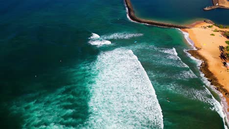 Schäumende-Meereswellen-Plätschern-Am-Strand-Auf-Der-Insel-Oahu,-Hawaii---Luftaufnahme-Einer-Drohne