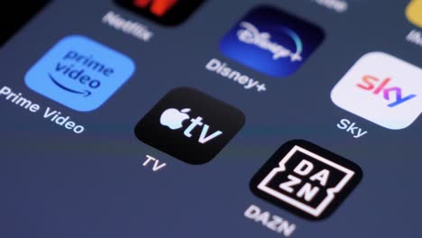 Deslizar-El-Dedo-Hacia-La-Aplicación-Apple-TV-En-El-Teléfono-Inteligente