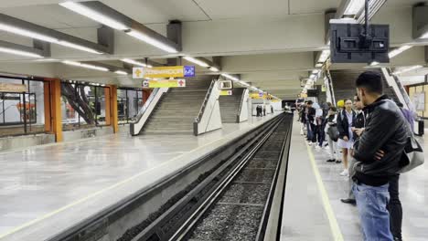 Un-Grupo-De-Jóvenes-Viajeros-Espera-Que-Llegue-El-Metro-A-Cdmx