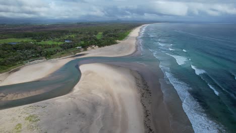 Río-Y-Playa-De-Pertenencia-En-Byron-Bay,-Nueva-Gales-Del-Sur,-Australia---Toma-Aérea-De-Un-Drone