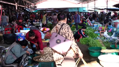 In-high-definition-4K,-the-Dao-Heuang-Public-Market,-a-major-tourist-attraction,-showcases-vendors-arranging-their-produce-for-sale-amid-the-bustling-scene