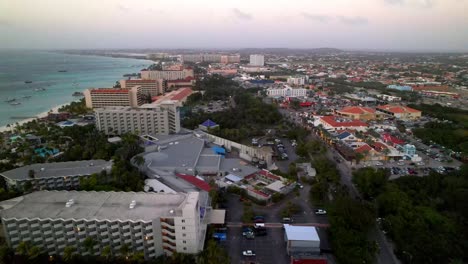 Antenne-In-Der-Abenddämmerung-In-Palm-Beach-Aruba