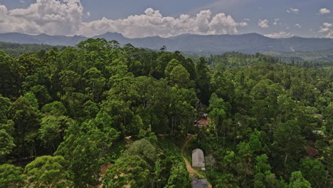 Mirahawatta,-Sri-Lanka,-Luftaufnahme-V2,-Filmischer-Drohnenüberflug-über-Wohngebiete-An-Hügeln,-Der-Die-Landschaft-Mit-Landwirtschaftlichen-Feldern,-Dschungelwäldern-Und-Bergblicken-Einfängt-–-Aufgenommen-Mit-Mavic-3-Cine-–-April-2023