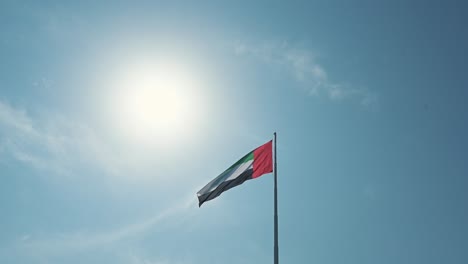 La-Bandera-De-Los-Emiratos-Árabes-Unidos-Ondea-En-Un-Asta-Gigante-De-122-Metros-De-Altura-En-Abu-Dhabi,-Emiratos-Árabes-Unidos.