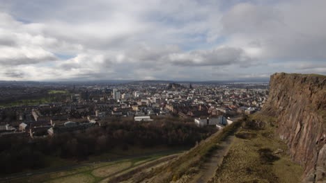 Vista-De-La-Ciudad-De-Edimburgo-Desde-Los-Riscos-De-Arthur&#39;s-Seat-Con-El-Castillo-De-Edimburgo