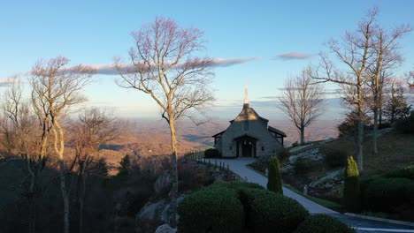 Picturesque-Chapel-on-Side-of-Mountain,-Glassy-Mountain-Chapel,-Glassy-Cliffs,-Landrum,-SC