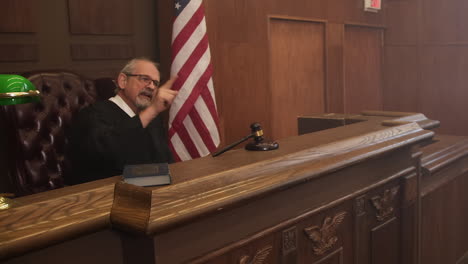 Richter-Beschimpft-Eine-Person-Im-Gerichtssaal