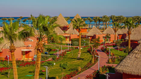 Timelapse-Día-A-Noche-Sol-Vespertino-Proyectando-Sombras-Sobre-El-Hotel-Pickalbatros-Laguna-Vista-En-Sharm-El-Sheikh