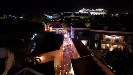 Luftaufnahme-Des-Dorfes-Kura-Hulanda-In-Otrobanda,-Willemstad,-Curaçao,-Seitenstraße-Bei-Nacht-Mit-Romantischen-Lichtern