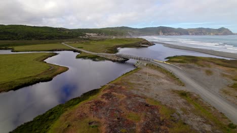 Drone-Aéreo-De-Arriba-Hacia-Abajo-Sobre-Islotes-De-Agua-Paisaje-De-Chiloé-Cucao-Muelle-De-Almas-Patagónicas,-Muelle-De-Las-Almas,-Destino-De-Viaje-En-América-Del-Sur