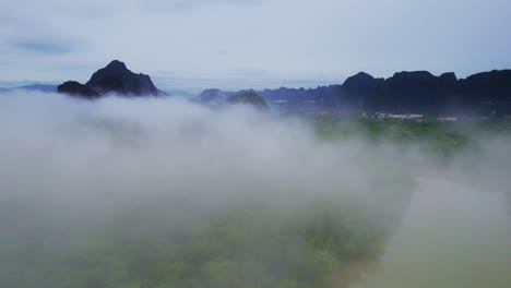 Flug-Durch-Trüben-Nebel-über-Mangroven-In-Der-Bucht-Von-Phang-Nga,-Thailand