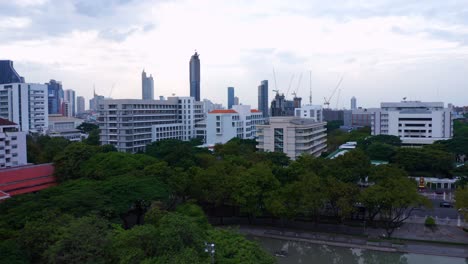 Er-Erhebt-Sich-über-Der-Chulalongkorn-Universität-Und-Gibt-Den-Blick-Auf-Die-Wolkenkratzer-In-Der-Innenstadt-Von-Bangkok-Frei,-Die-Baustelle-Des-Samyan-Tower-Ist-Sichtbar---Bangkok,-Thailand