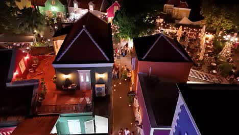 Eine-Drohne-Mit-Einem-Dolly-Erkundet-Nachts-überfüllte-Seitenstraßen-Im-Dorf-Kura-Hulanda-In-Otrobanda,-Willemstad,-Curaçao