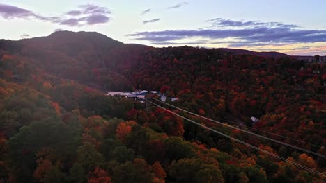 Lebendige-Herbstfarben-In-Den-Smoky-Mountains,-Pigeon-Forge,-TN-Drohnenansicht,-Sonnenuntergang