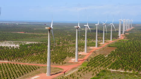 Luftaufnahme-Eines-Windventilators-Inmitten-Einer-Grünfläche-Mit-Palmen,-Ceará,-Brasilien