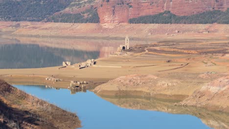 Pantano,-Embalse-De-Sau-En-Barcelona,-Sequía-Extrema-En-España-Europa,-Sin-Agua,-Vistas-De-La-Famosa-Iglesia,-Que-Cuando-Hay-Agua-Se-Queda-Sumergida