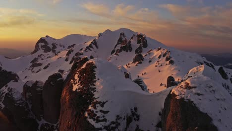 Sonnenuntergang-über-Schneebedeckten-Ciucas-Bergen-Mit-Warmem-Glanz
